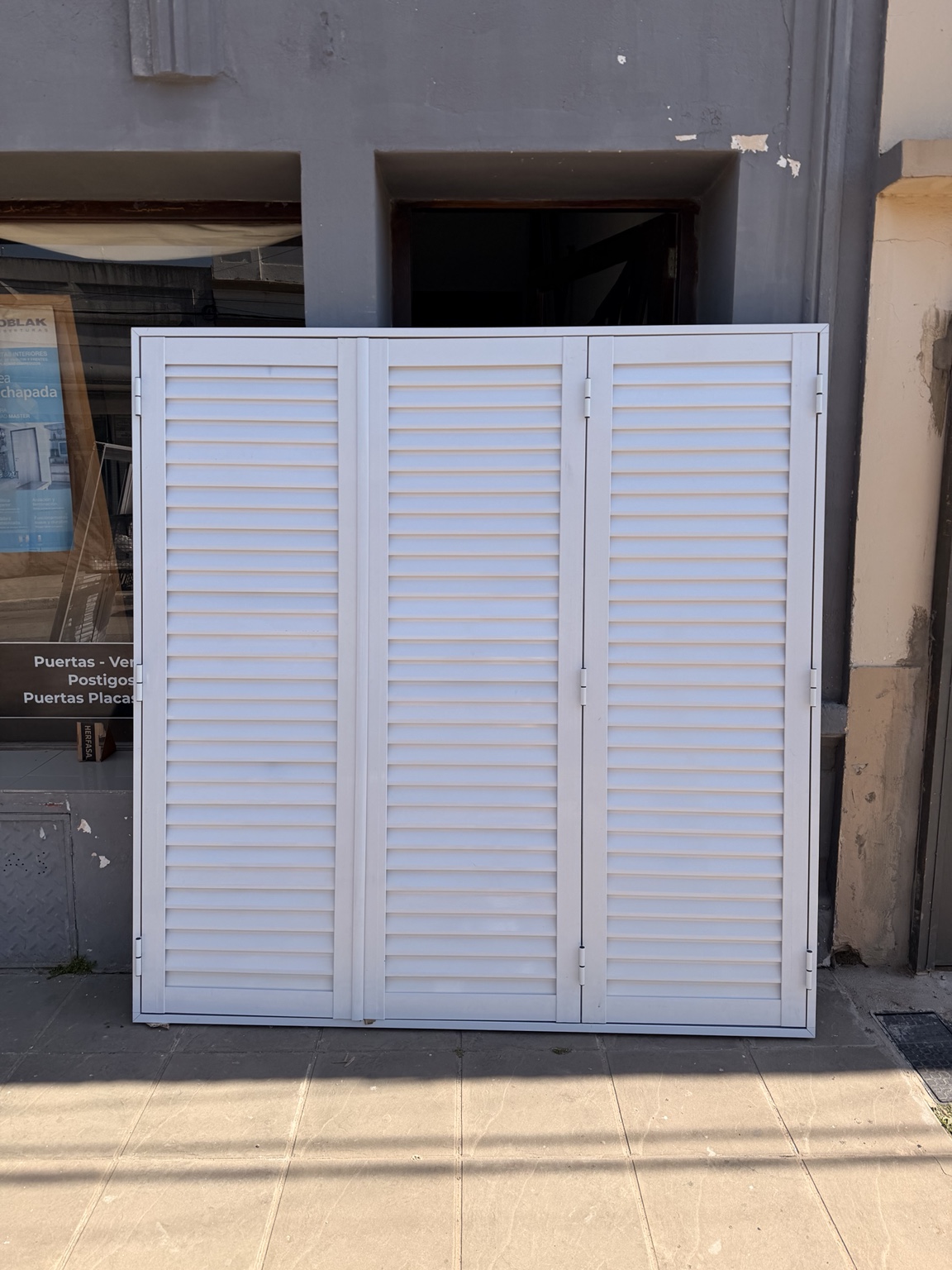 Postigo de aluminio a medida