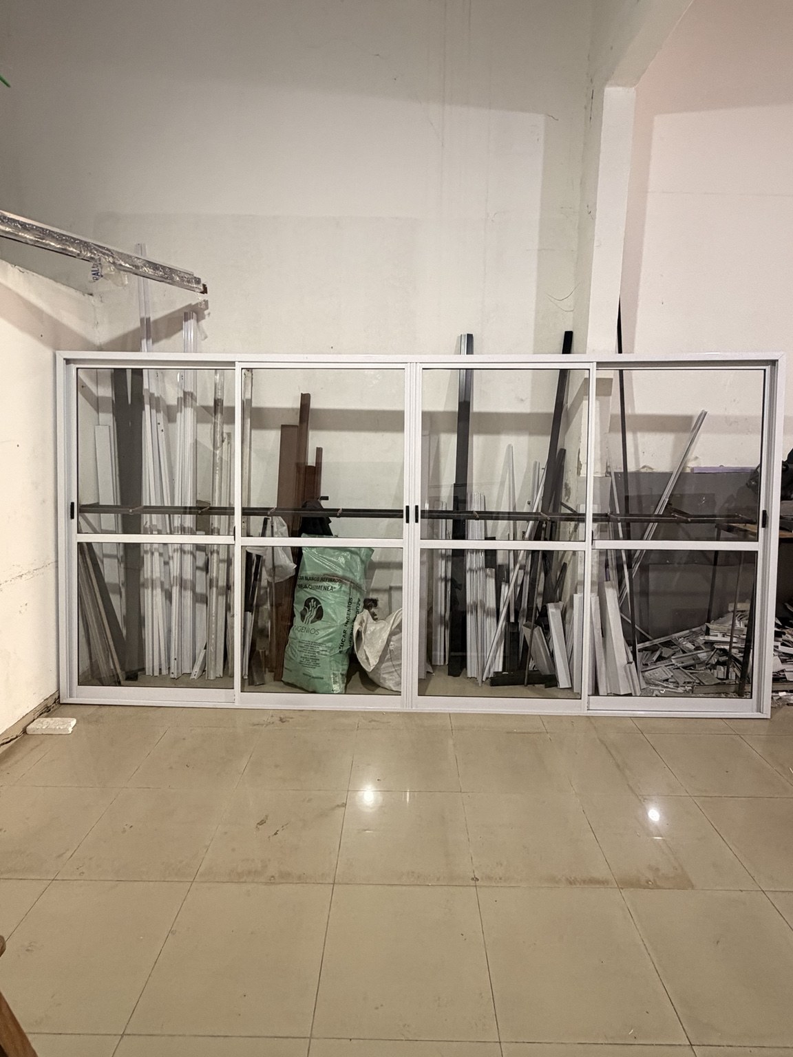 Ventana balcón de aluminio blanco
