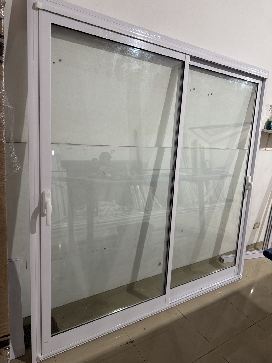 Ventana balcón blanca de aluminio