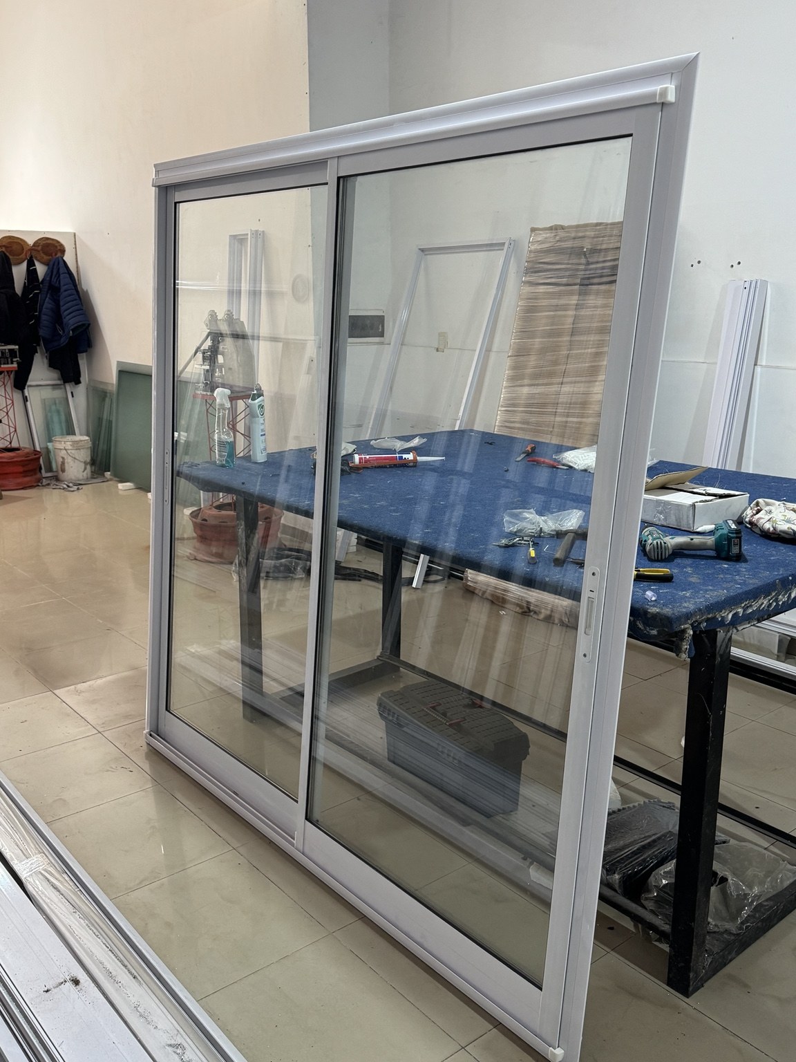 Ventana balcón blanca de aluminio