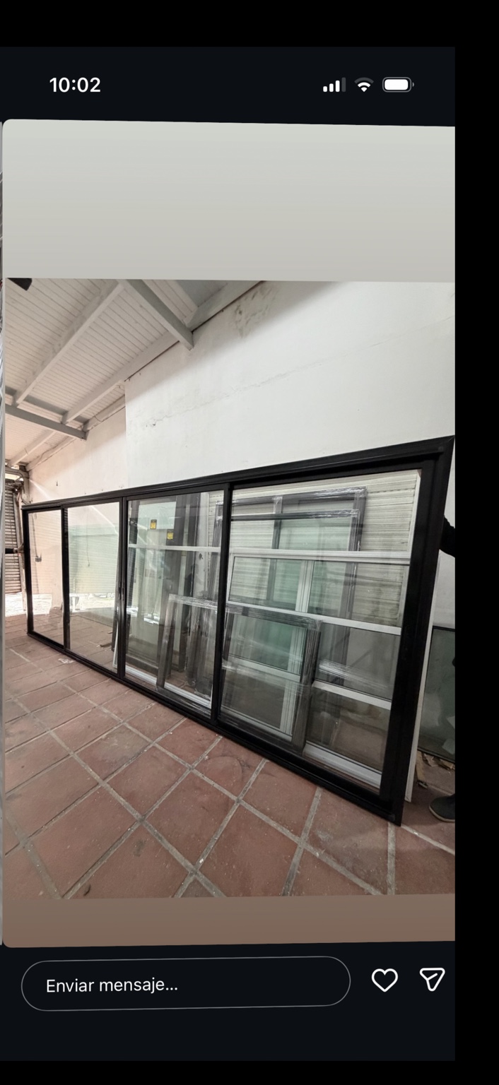 Ventana corrediza negra de aluminio