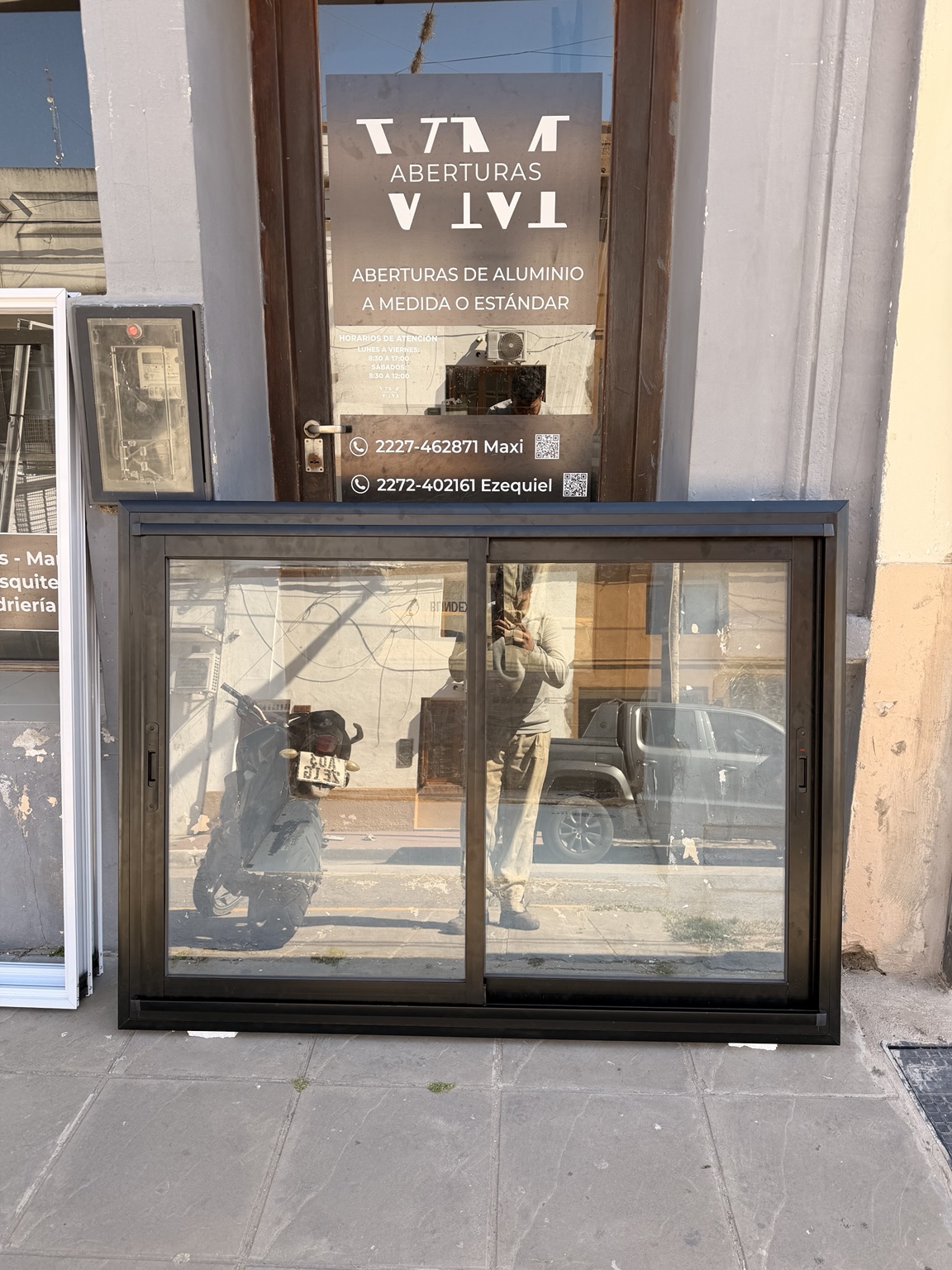 Ventana corrediza negra de aluminio