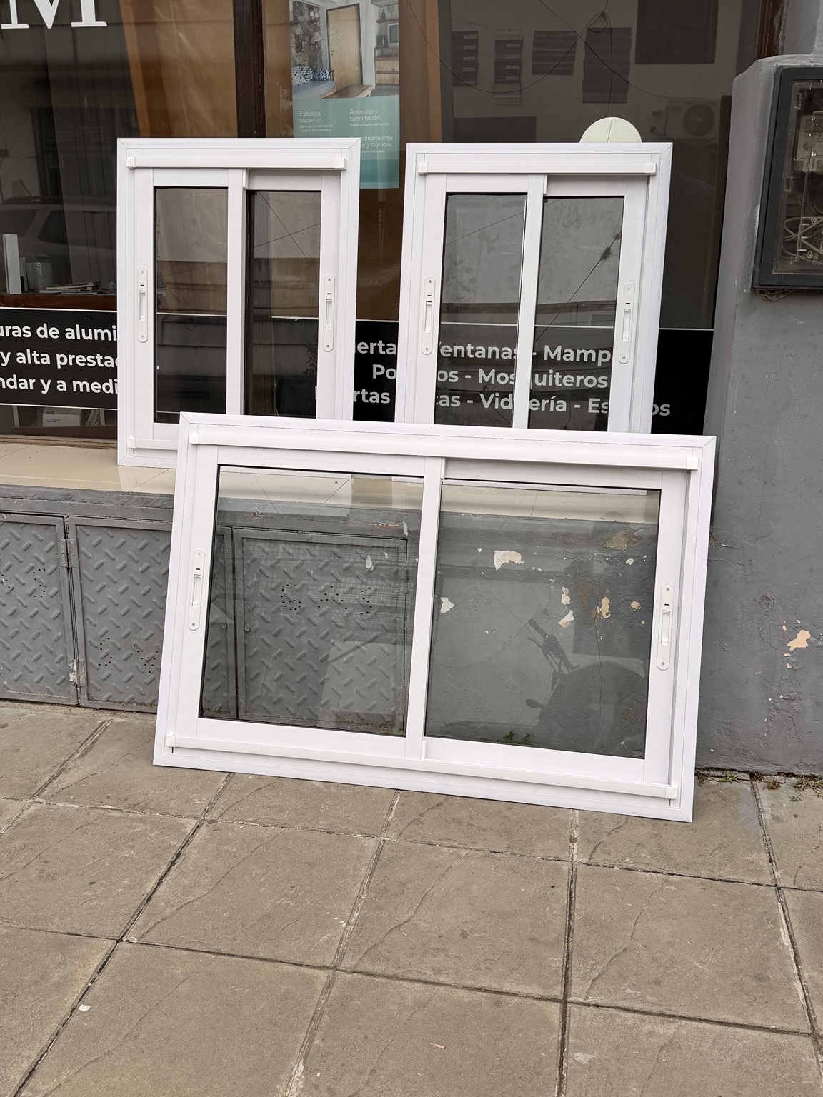 Ventanas blancas de aluminio