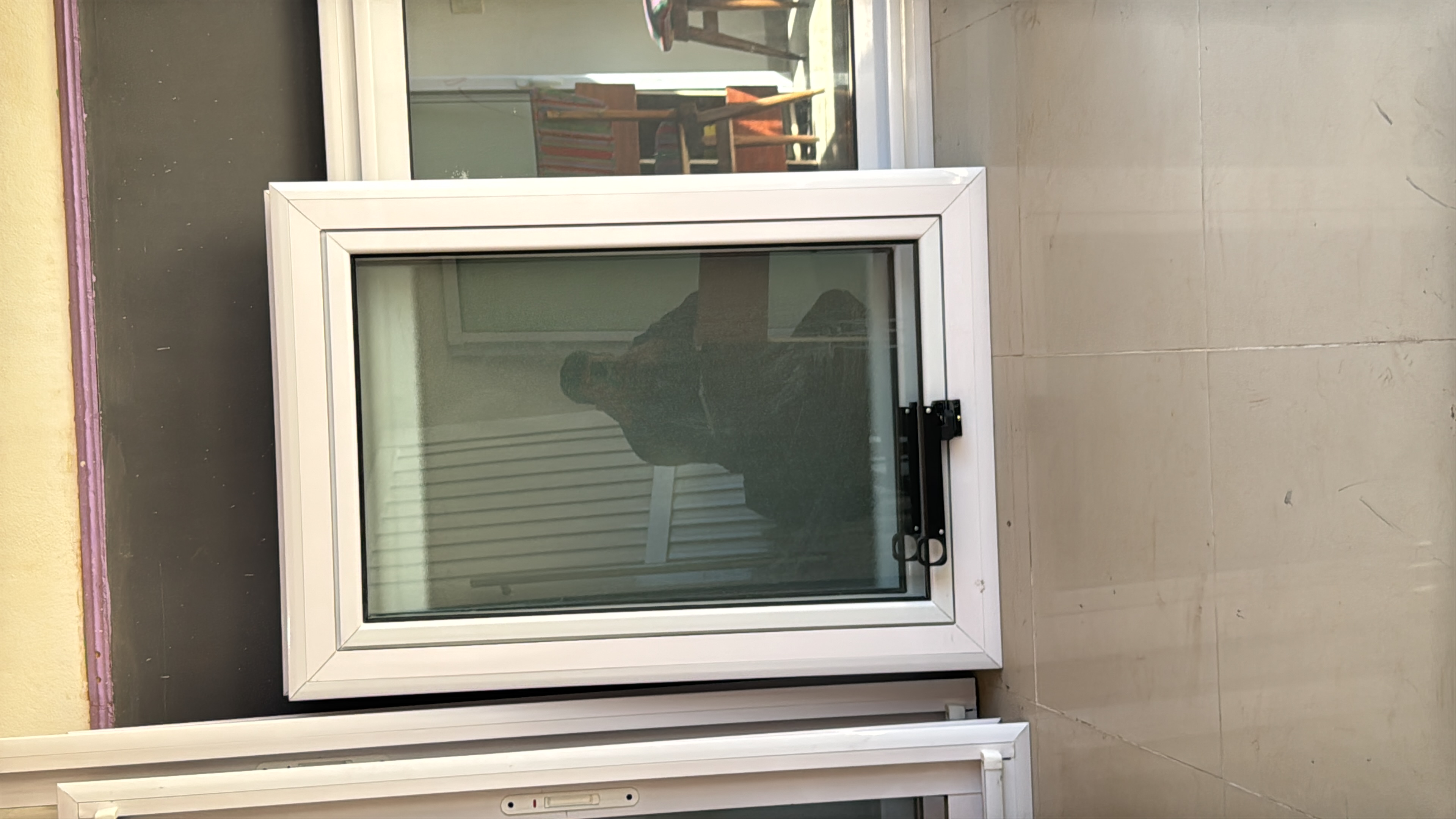 Ventana de abrir blanca de aluminio